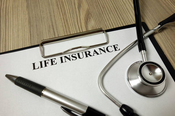 Modello di assicurazione sulla vita con stetoscopio e penna
 - Foto, immagini
