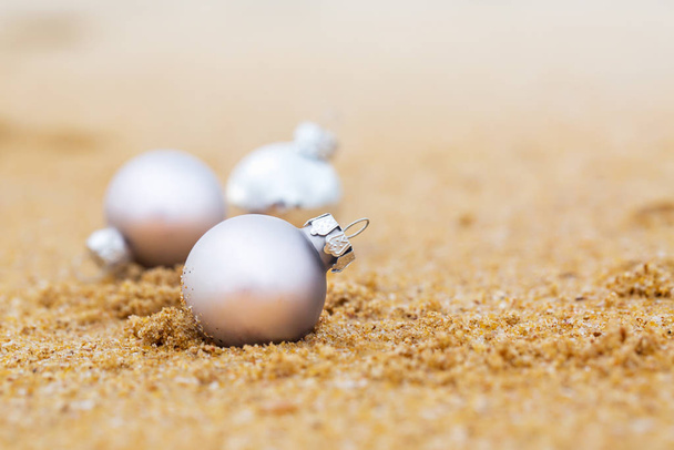 Ночные мячи на песчаном пляже
 - Фото, изображение