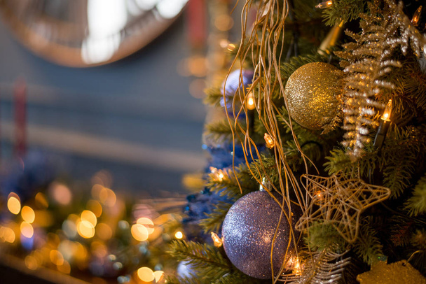 Primer plano Árbol de Navidad decorado con adornos y luces azules, decoraciones de Navidad
 - Foto, imagen