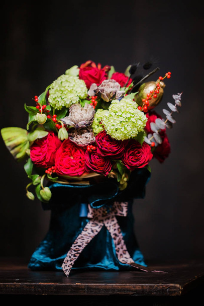 Прекрасный букет роз и сушеных цветов
 - Фото, изображение