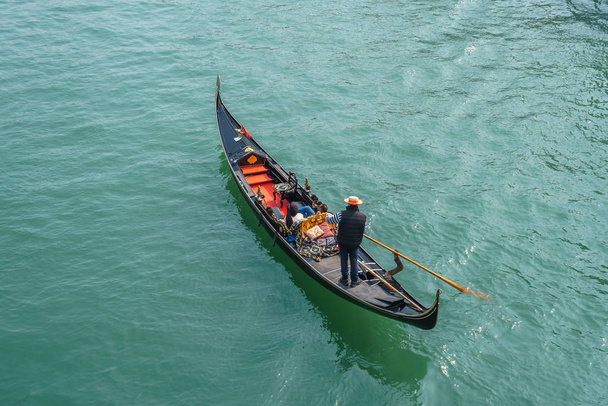 Turistas en góndolas en el canal de Venecia
. - Foto, imagen