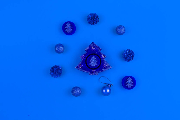 Circle of Christmas toys and cones on a blue background. Color of the year 2020. Trend of the year. - Foto, Bild