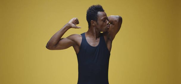 Молодой человек с мускулами
 - Фото, изображение