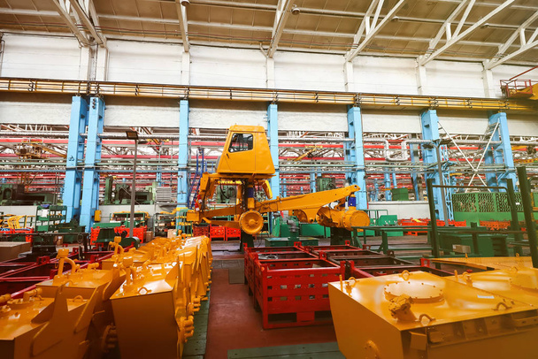 Productielijn voor grote voertuigen in de fabriek - Foto, afbeelding