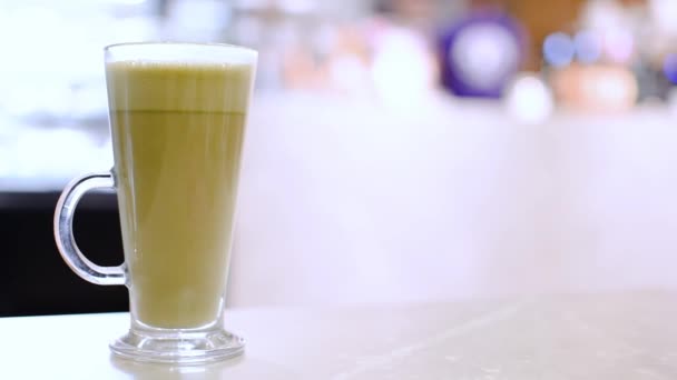krátký dynamik klip zoom na sklo s matcha latte - Záběry, video