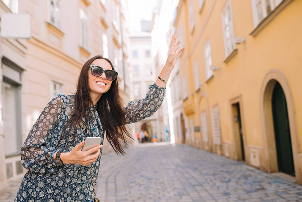 Nő beszélni vele smartphone város. Fiatal, vonzó idegenforgalmi szabadban olasz városban - Fotó, kép