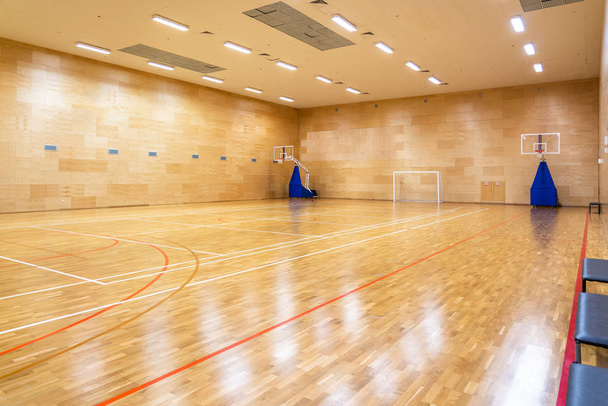 Intérieur du terrain de basket-ball ou de soccer moderne vide
 - Photo, image