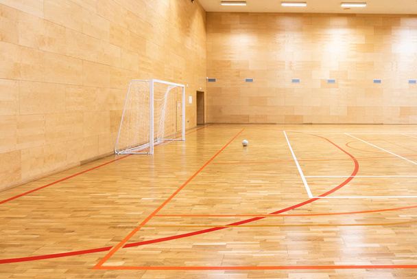 Πύλες για μίνι ποδόσφαιρο. Hall for handball στο σύγχρονο αθλητικό δικαστήριο - Φωτογραφία, εικόνα