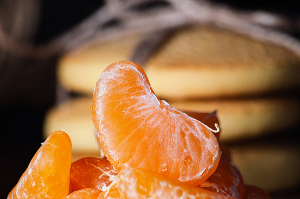 Plátce mandarinky makro detailní na pozadí domácí cookies, svátky čas, Velikonoce nebo Vánoce - Fotografie, Obrázek