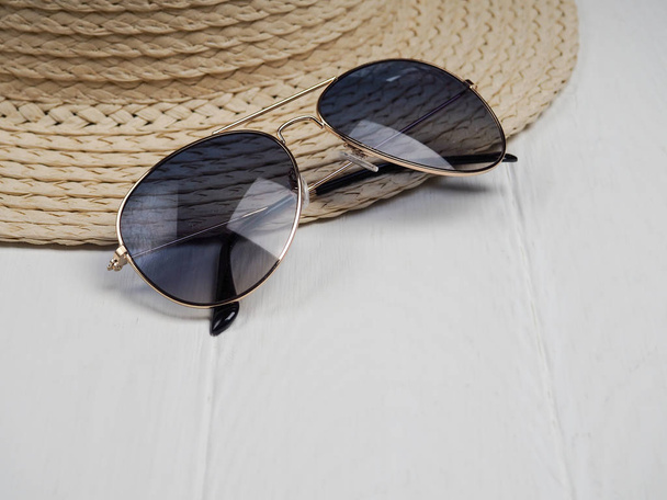 sluneční brýle na klobouku v pokoji, retro filtr, cestovní koncepce - Fotografie, Obrázek