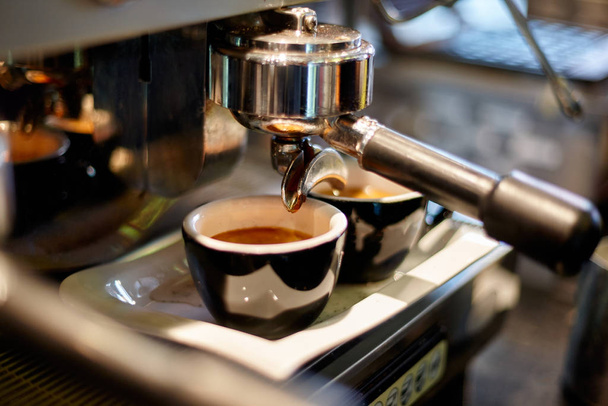 Parzenie kawy w profesjonalnym ekspresie do kawy w kawiarni - Zdjęcie, obraz