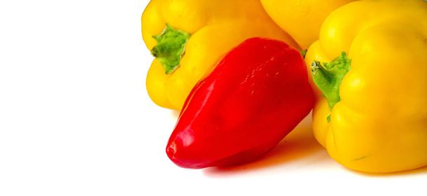 Bell πιπεριές είναι μερικές φορές ομαδοποιούνται με λιγότερο πικάντικο vari πιπέρι - Φωτογραφία, εικόνα