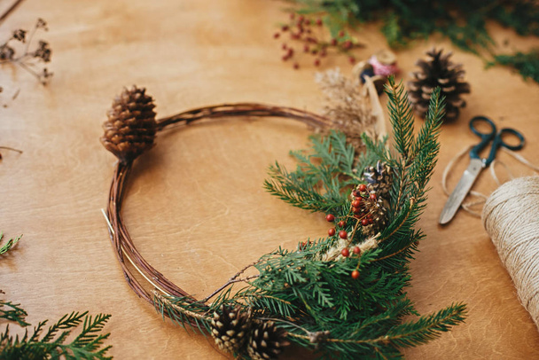 Corona rústica de Navidad. Corona de Navidad creativa con salvado de abeto
 - Foto, Imagen