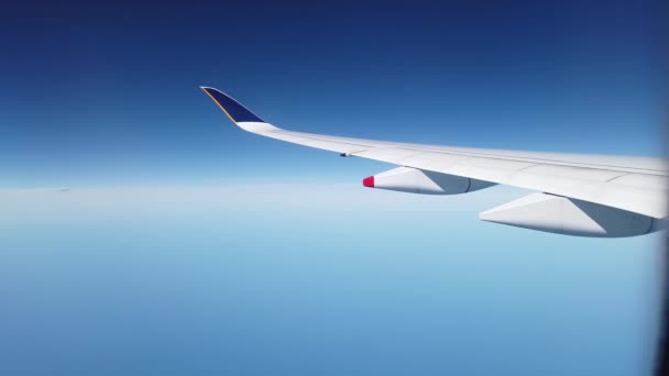 aile de l'avion dans un ciel bleu clair - Séquence, vidéo