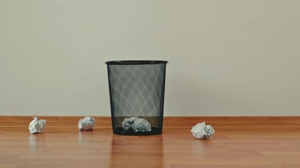 Πετώντας περιττό χαρτί στα σκουπίδια στο γραφείο - Πλάνα, βίντεο