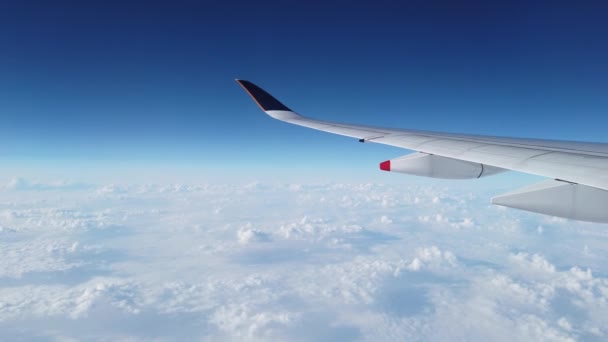 αεροπλάνο σε καθαρό γαλάζιο ουρανό με σύννεφα - Πλάνα, βίντεο