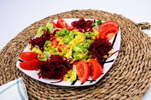 тарілка зі свіжим овочевим салатом
 - Фото, зображення