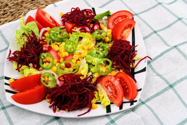 bord met verse groente salade - Foto, afbeelding