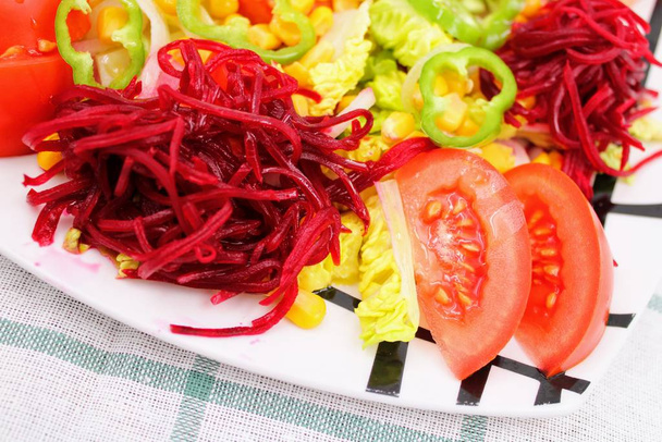 bord met verse groente salade - Foto, afbeelding
