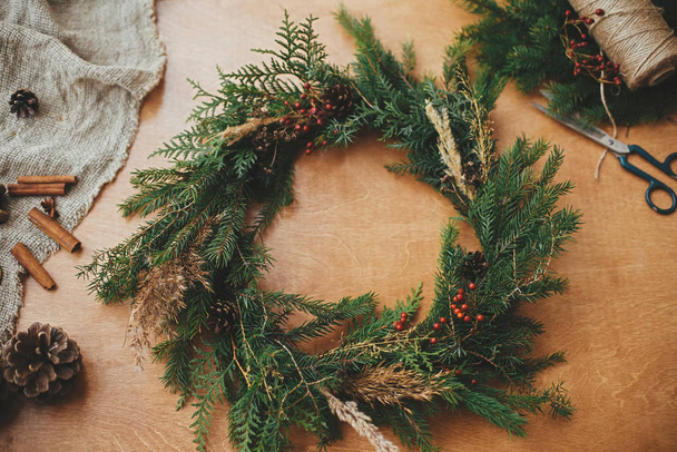 Corona rústica de Navidad plana yacía. Ramas de abeto, conos de pino, tres
 - Foto, Imagen