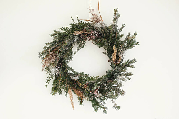 クリスマス素朴な花輪。創造的なスタイリッシュな田舎のクリスマスの花輪 - 写真・画像