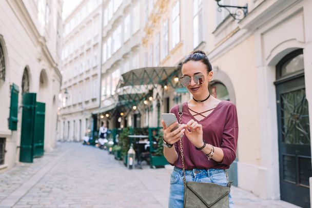 Mujer hablar con su teléfono inteligente en la ciudad. Joven turista atractivo al aire libre en la ciudad italiana
 - Foto, imagen