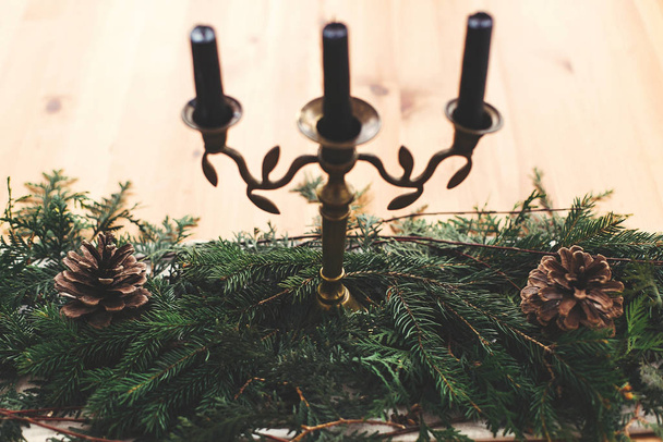 Elegante arreglo rústico de Navidad para la cena festiva. Gre de abeto
 - Foto, imagen
