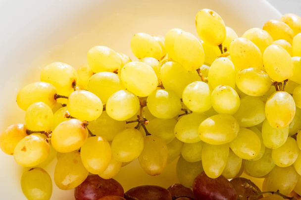 Виноград можно есть свежим, как столовый виноград или их можно использовать для
 - Фото, изображение