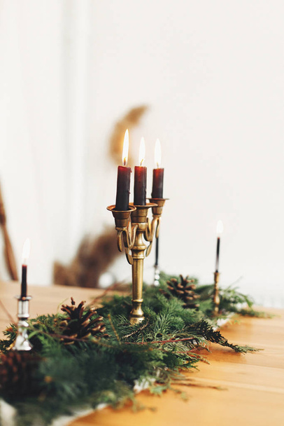 Elegante arreglo rústico de Navidad para la cena festiva. Sujetador abeto
 - Foto, imagen