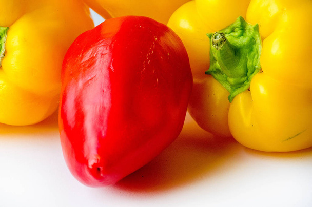 Bell πιπεριές είναι μερικές φορές ομαδοποιούνται με λιγότερο πικάντικο vari πιπέρι - Φωτογραφία, εικόνα