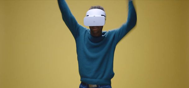 giovane uomo giocare VR gioco
 - Foto, immagini