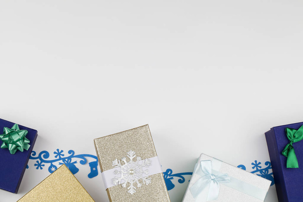 Рождественская композиция с разноцветными коробками, снежинка, войлочные украшения на белом фоне
 - Фото, изображение