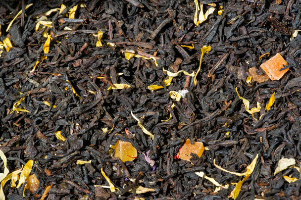 Μαύρο τσάι με αρωματικά συμπληρώματα βιταμινών. τσάι από τα πιο - Φωτογραφία, εικόνα