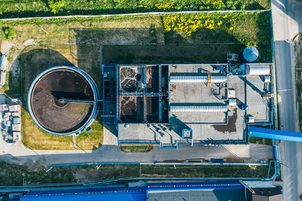 Μονάδα επεξεργασίας νερού με στρογγυλό κύλινδρο δεξαμενή καθίζησης ανύψωσης, εναέρια κορυφή θέα - Φωτογραφία, εικόνα