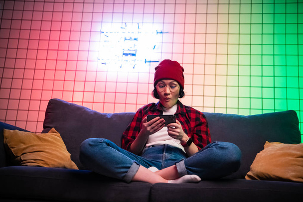 携帯電話での仮想現実の女性のゲーマー、中毒性の十代。彼女のスマートフォンでオンラインモバイルゲームを楽しんでいる女の子. - 写真・画像