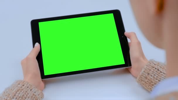 Femme regardant ordinateur tablette avec écran vert dans le café
 - Séquence, vidéo