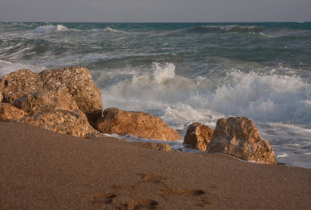Grande éclaboussure d'une vague de mer orageuse se brisant contre les rochers de la côte nord portugaise. Rétro-éclairage doux
. - Photo, image