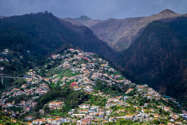 Panoramisch zicht van Funchal op het eiland Madeira. Portugal - Foto, afbeelding