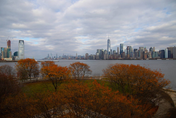 Вид на місто Нью-Йорк Небесний з осінніми деревами з острова Елліс в Усі, 15 жовтня 2018 року - Фото, зображення