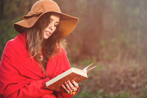 Ηλιόλουστο πορτρέτο του κοριτσιού ανάγνωση βιβλίο σε εξωτερικούς χώρους - Φωτογραφία, εικόνα