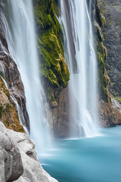 メキシコのウアステカ・ポトシーナ州タンパオン川のタマルの滝 - 写真・画像