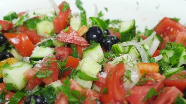 Ensalada de mezcla de sal con tomate rojo fresco, pepino verde, cebollas y aceitunas
 - Metraje, vídeo