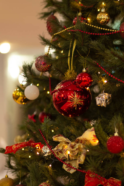 Juguetes y dcoration en el árbol de Navidad
 - Foto, Imagen