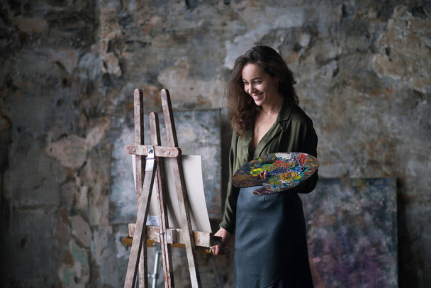 Artist woman painter with paintbrush and palette - Fotografie, Obrázek