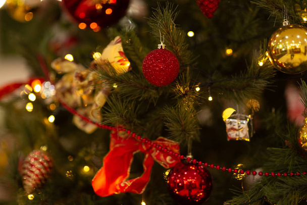 Brinquedos e dcoration na árvore de Natal
 - Foto, Imagem