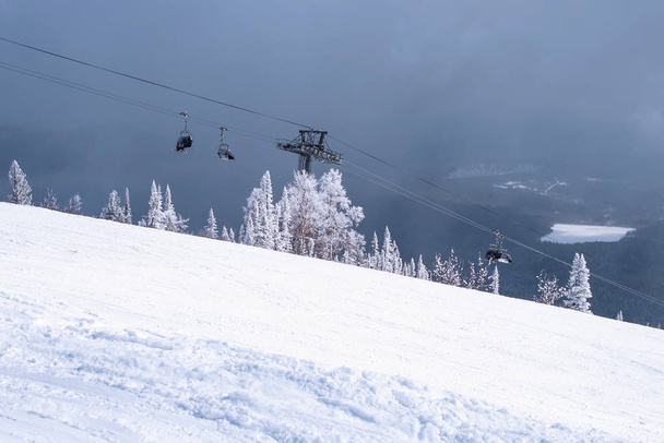View of the ski lift in the Siberian Mountain. - Φωτογραφία, εικόνα