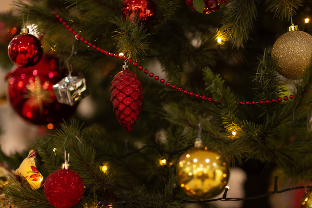 Juguetes y dcoration en el árbol de Navidad
 - Foto, imagen