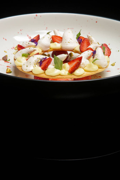 Prachtig versierde aardbeientaart met limoen meringue, exquise restaurant dessert - Foto, afbeelding