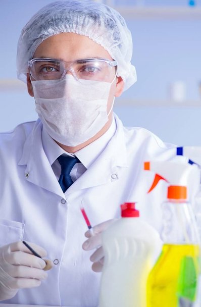 homem no laboratório testando novo detergente solução de limpeza - Foto, Imagem