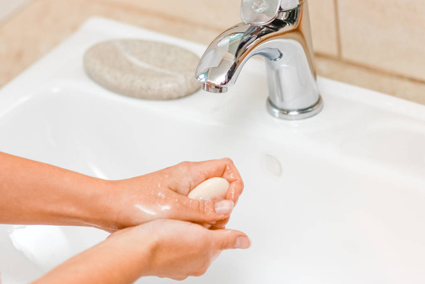 conceito de higiene. lavar as mãos com sabão sob a torneira com w
 - Foto, Imagem